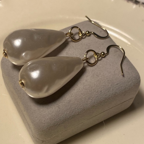 ๐ Tara Designs Rain drop large dimpled faux pearls, 14k gold plated. - Picture 1 of 4